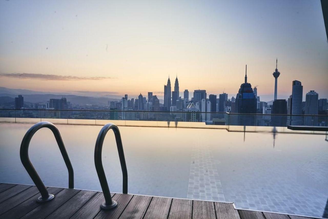 Klcc Inifinity Pool - The Regalia Residences & Suites By Kl Minsu Kuala Lumpur Bagian luar foto